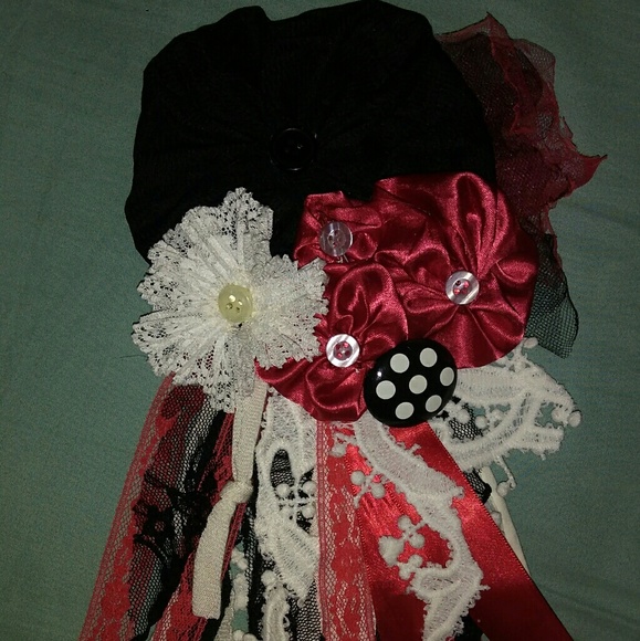 Flower accessories $10-$30 depending on size, time, and materials used! ๐ธ - Picture 8 of 9